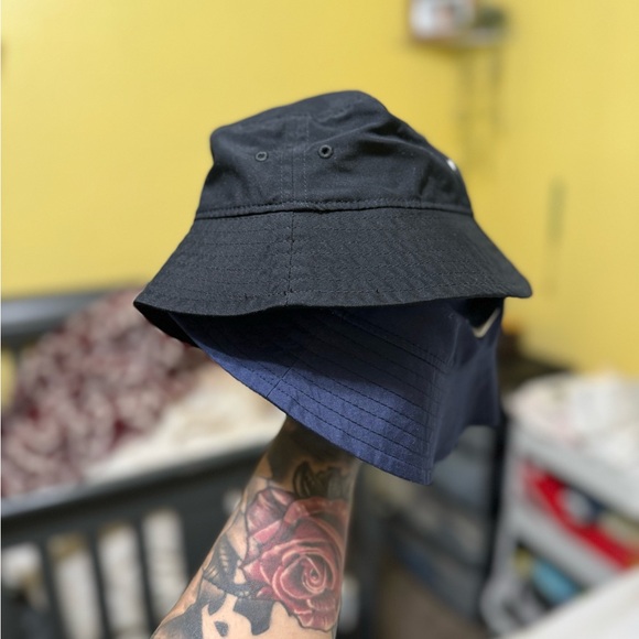 Nike - Picture 2 of 3